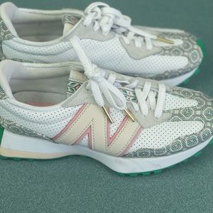 New Balance tennis shoes